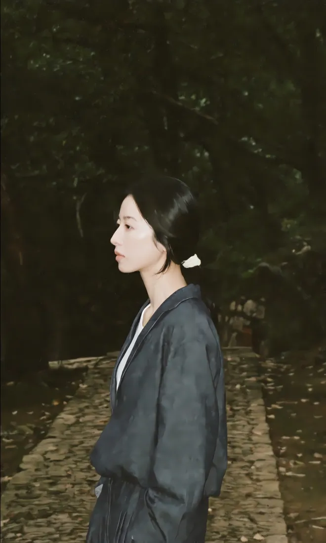 周雨彤手机壁纸｜树林背景图片 - 深色服饰侧颜「哲风壁纸」