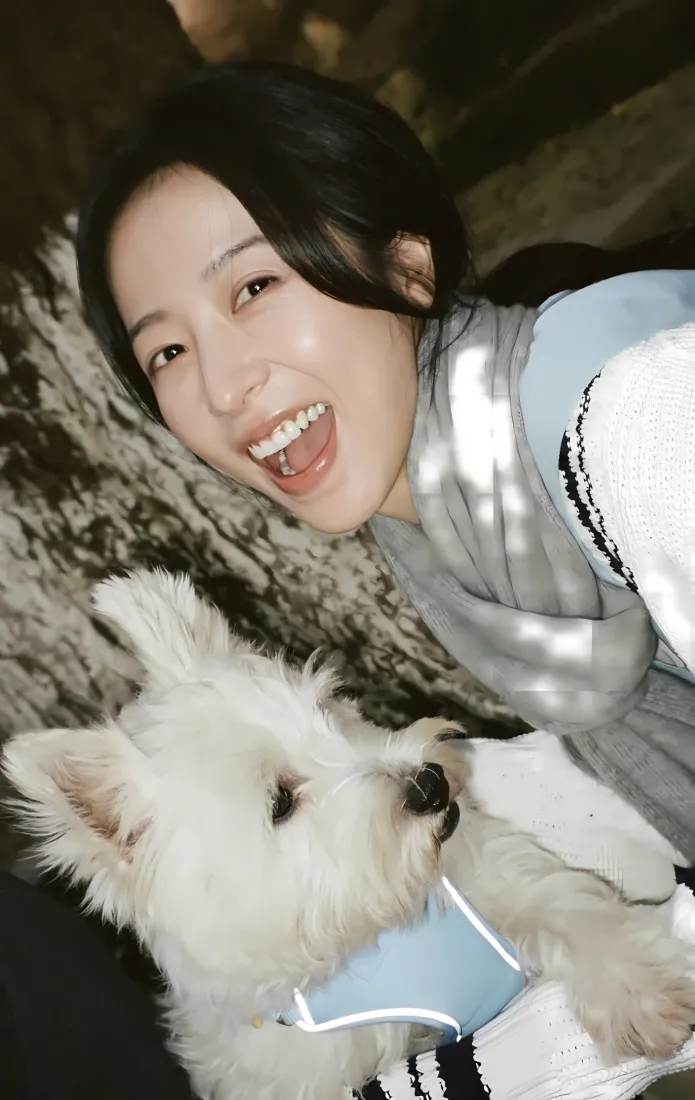 周雨彤手机壁纸｜户外背景图片 - 小狗亲昵互动「哲风壁纸」