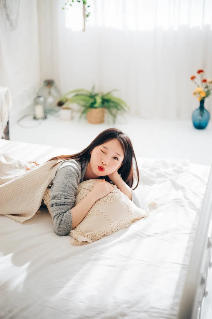 居家生活手机壁纸｜卧室背景图片 - 慵懒女生床铺「哲风壁纸」