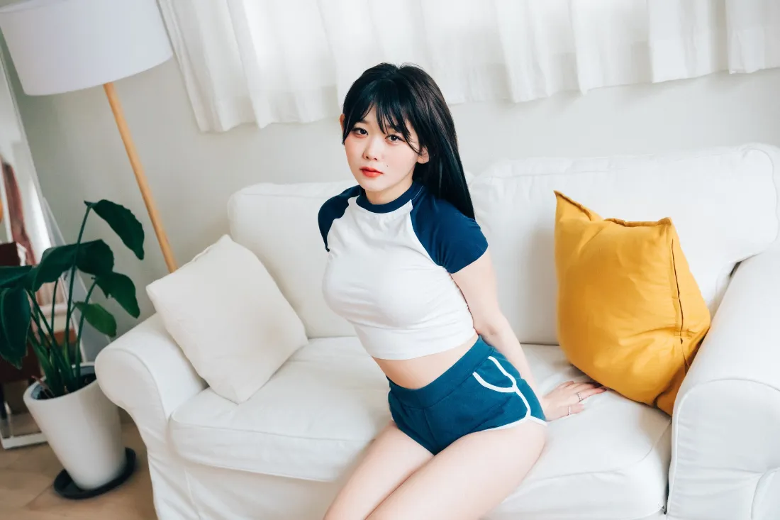 2k黑发美女壁纸｜居家背景图片 - 蓝白运动装沙发绿植「哲风壁纸」