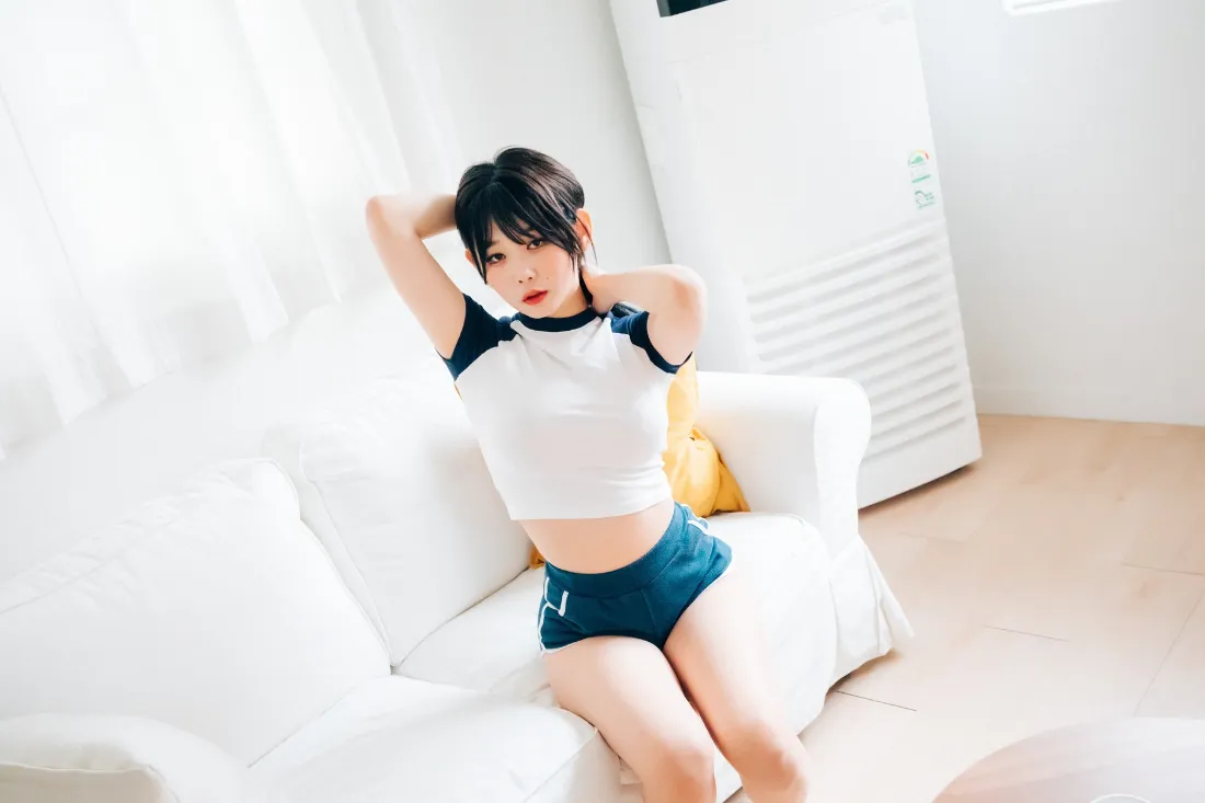 2k居家美女壁纸｜白色沙发背景图片 - 运动穿搭「哲风壁纸」