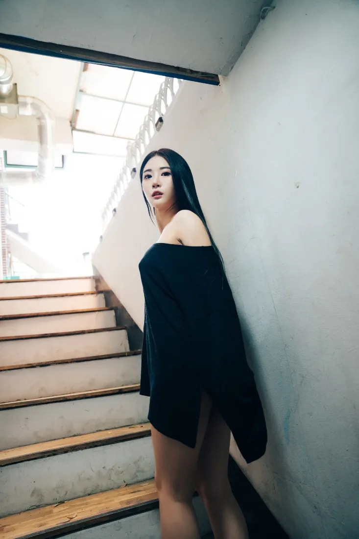 黑衣美女手机壁纸｜楼梯口背景图 - 时尚穿搭「哲风壁纸」