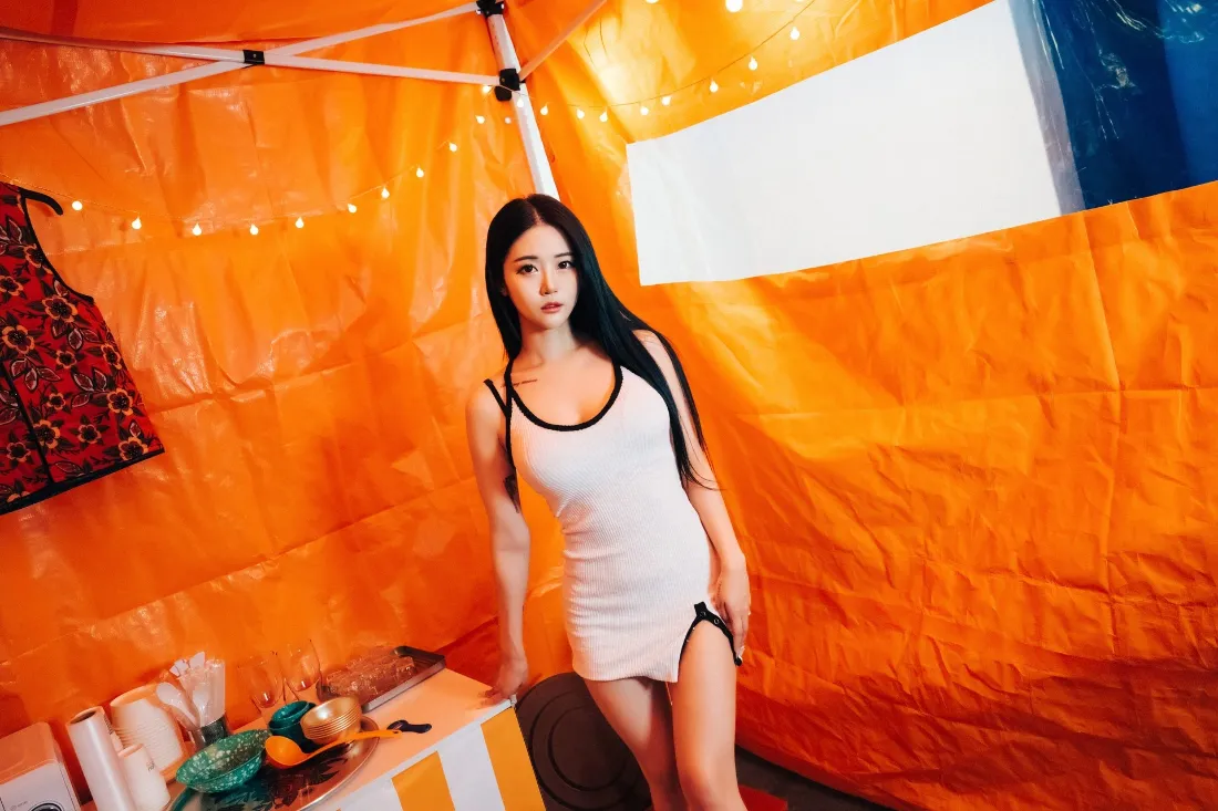 2k白色连衣裙美女壁纸｜橙色帐篷背景图片 - 室内写真「哲风壁纸」