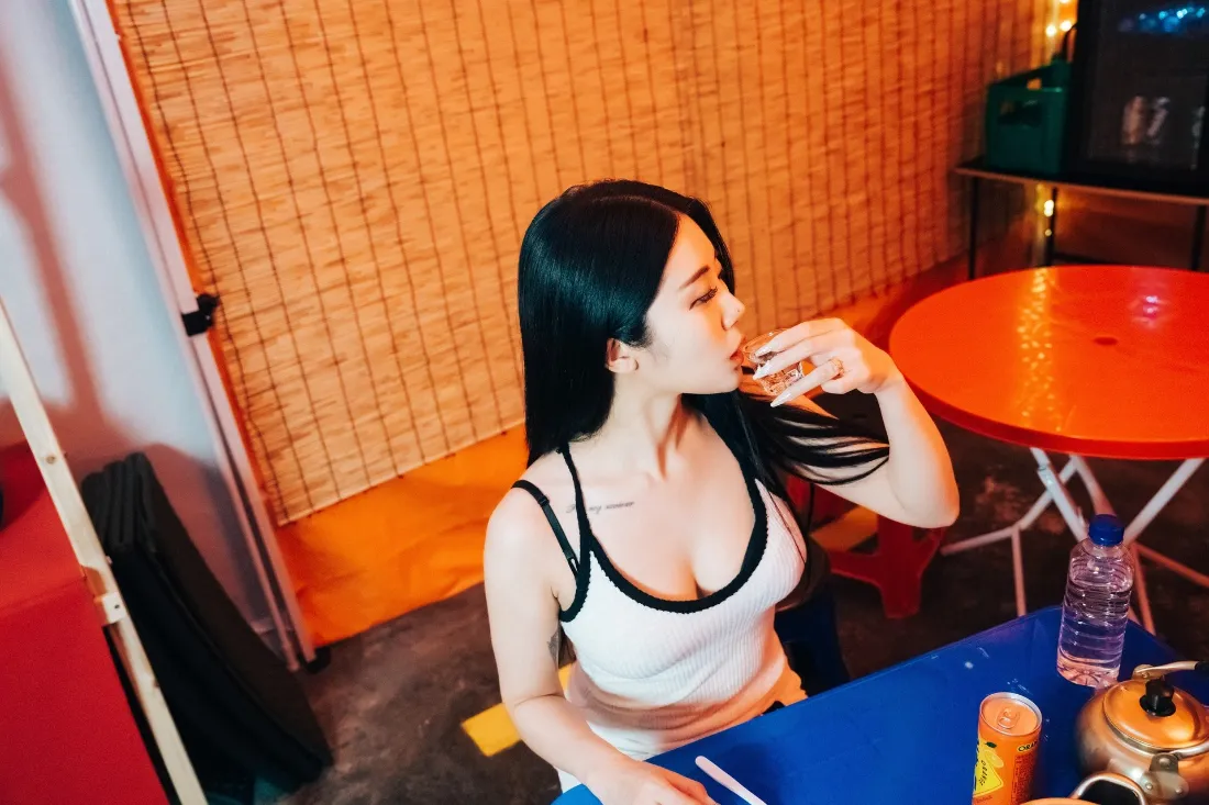 2k黑发女子壁纸｜室内用餐背景图片 - 蓝色餐桌「哲风壁纸」