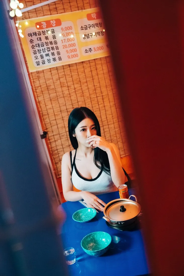 黑发女生餐厅吃饭手机壁纸｜绿色碗蓝色桌布背景 - 室内「哲风壁纸」