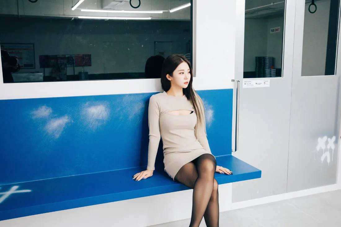 2k地铁美女壁纸｜地铁车厢背景图片 - 气质美女「哲风壁纸」