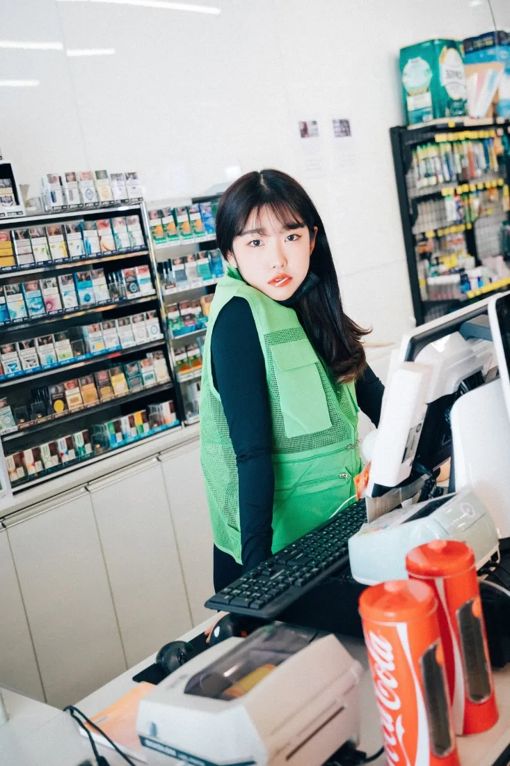 超市收银台写真｜超市背景图片 - 绿色围裙女生「哲风壁纸」