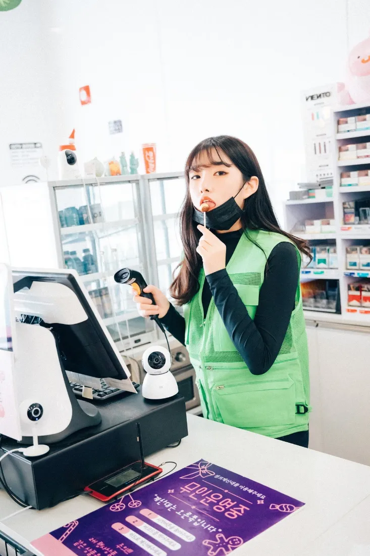 超市收银员手机壁纸｜绿色马甲背景图片 - 收银台「哲风壁纸」