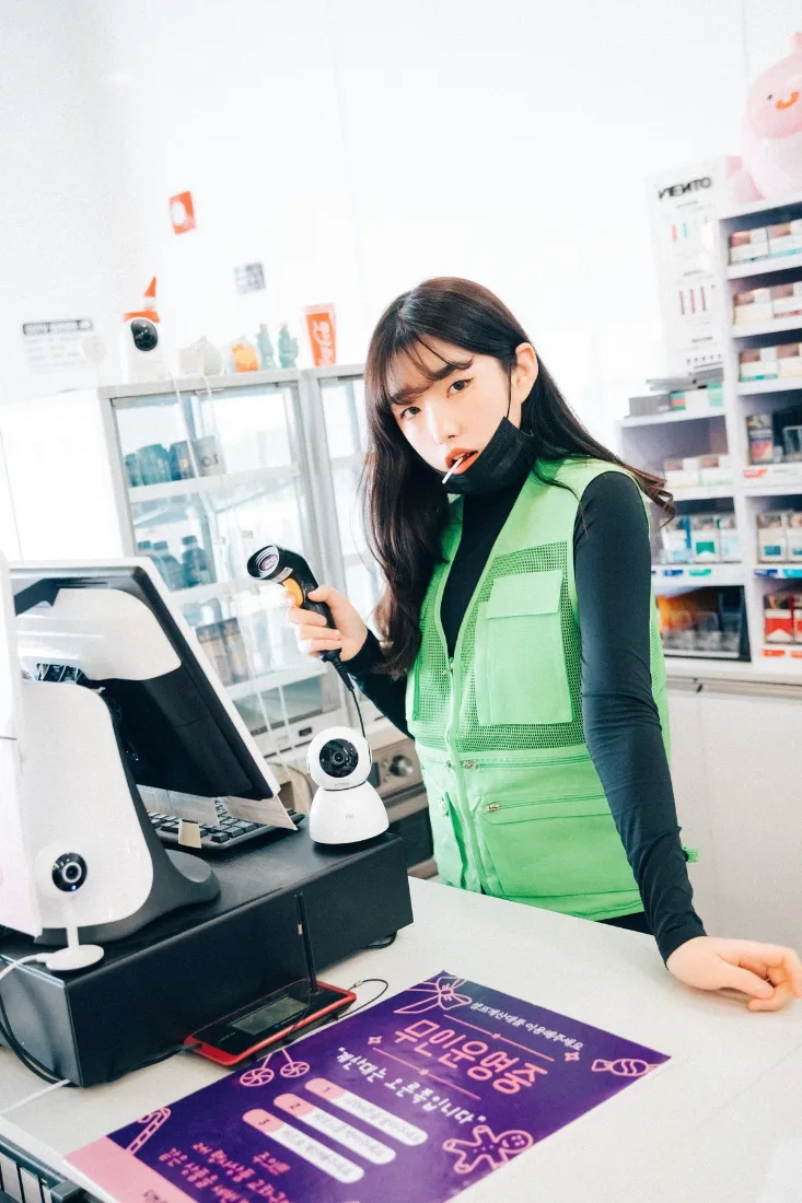 超市收银台手机壁纸｜超市背景图片 - 绿色马甲女生「哲风壁纸」