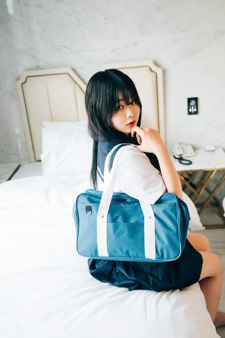 女生旅行包手机壁纸｜居家背景图片 - 卧室休闲「哲风壁纸」