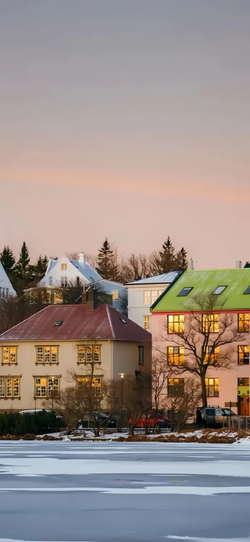 雪地房屋手机壁纸｜冬季风景背景图片 - 黄昏冰面湖泊「哲风壁纸」