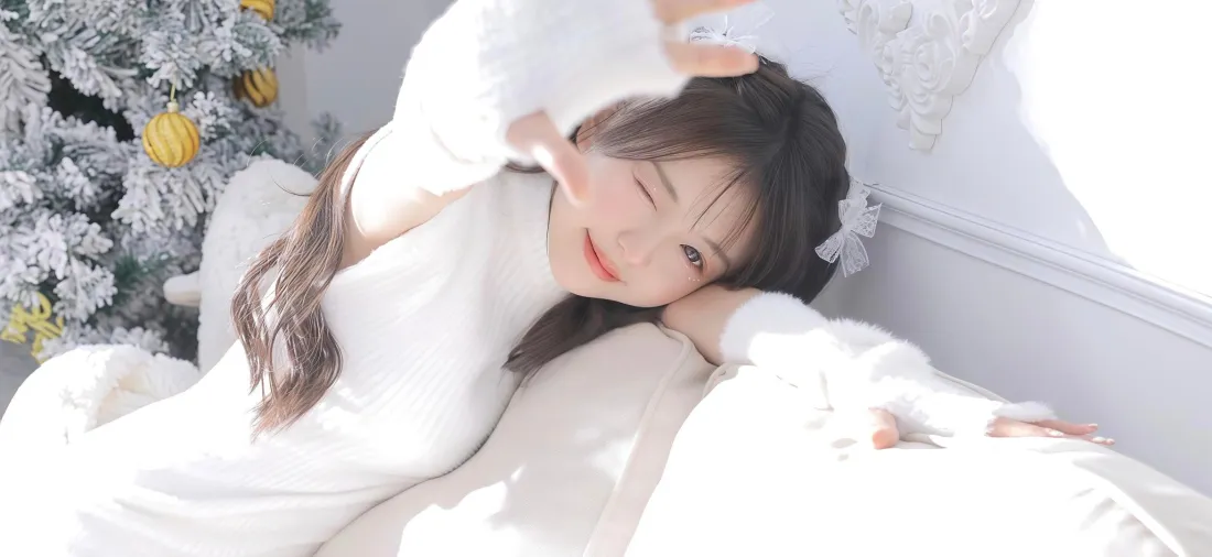 白衣女孩手机壁纸｜白色圣诞树背景图片 - 温馨「哲风壁纸」