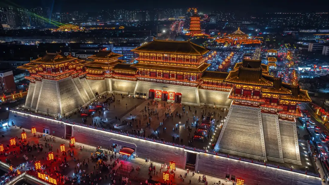 古建筑夜景手机壁纸｜城市背景图片 - 繁华灯光人群红灯笼「哲风壁纸」