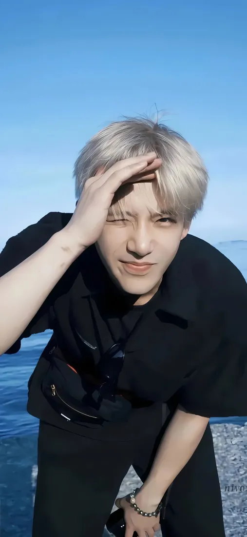 王安宇手机壁纸｜海边背景图片 - 黑色衣服蓝天「哲风壁纸」