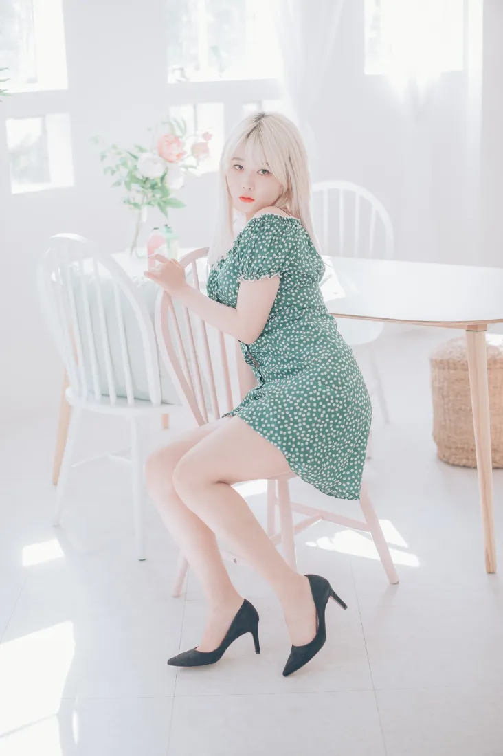 金发美女手机壁纸｜居家背景图片 - 绿波点裙鲜花「哲风壁纸」