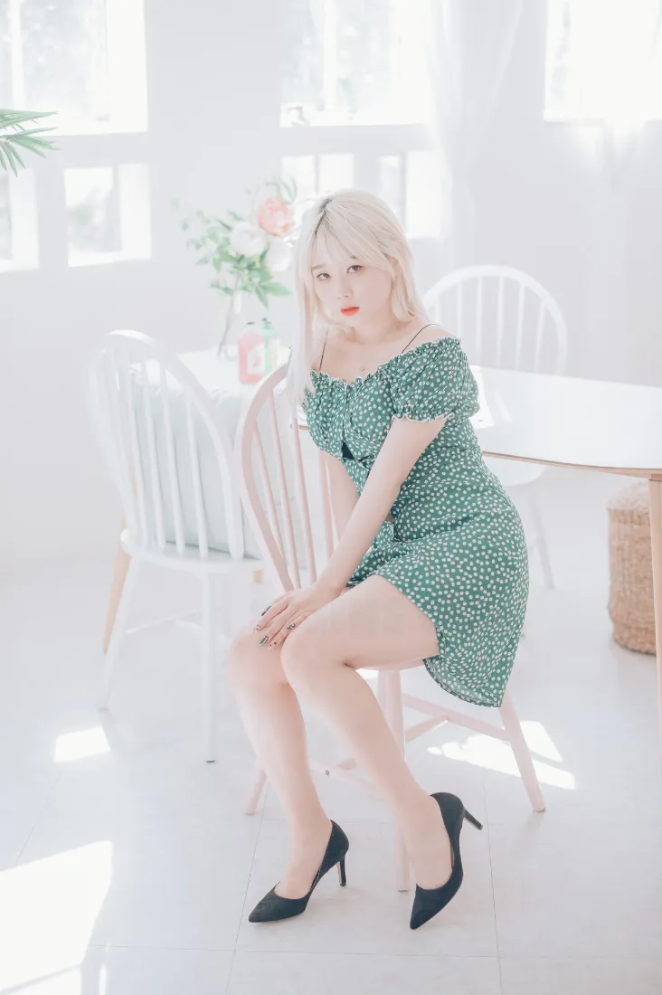 金发美女手机壁纸｜居家背景图片 - 绿色波点裙「哲风壁纸」