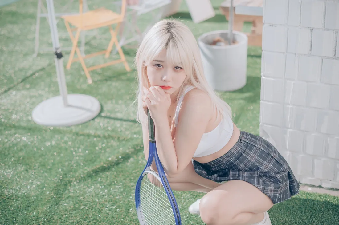 2k金发少女壁纸｜网球场背景图片 - 休闲穿搭「哲风壁纸」