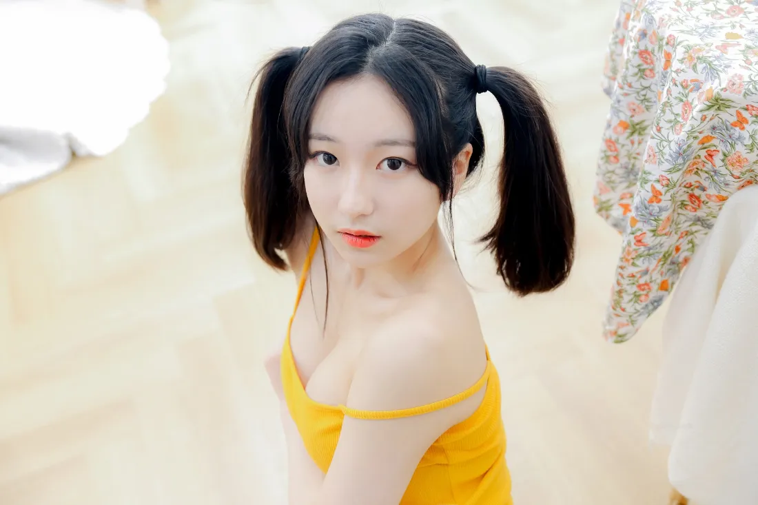 2k双马尾美女壁纸｜室内背景图片 - 黄色吊带「哲风壁纸」