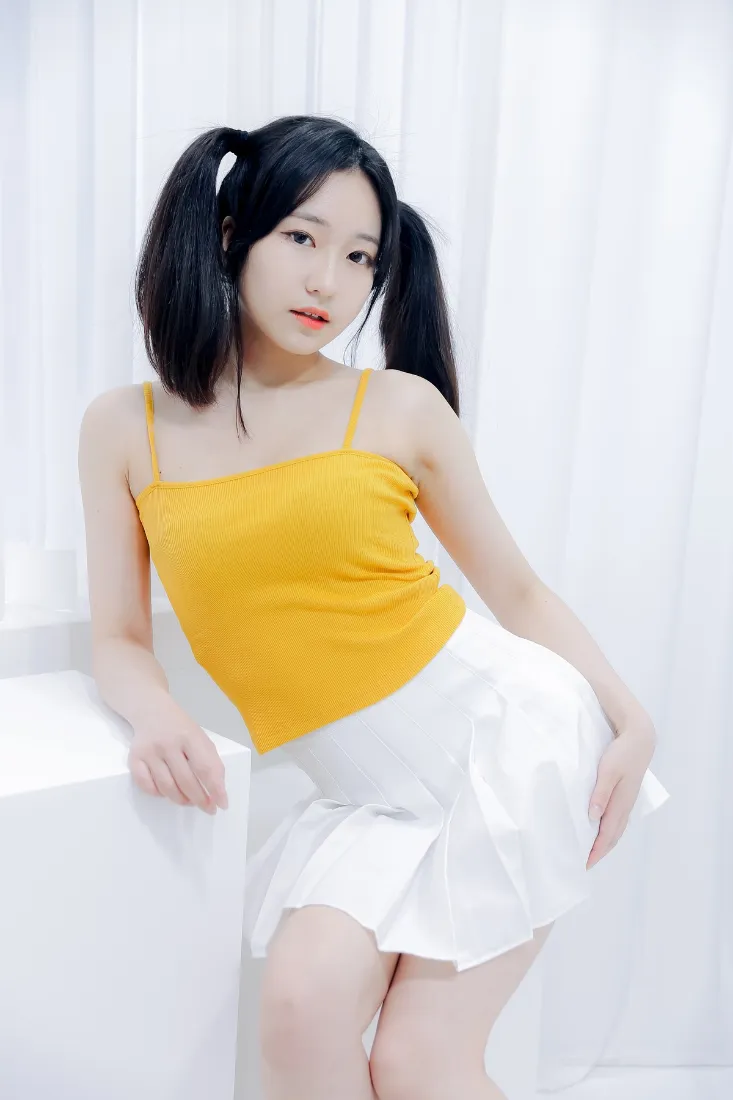 双马尾美女手机壁纸｜黄色吊带背景图片 - 室内写真「哲风壁纸」