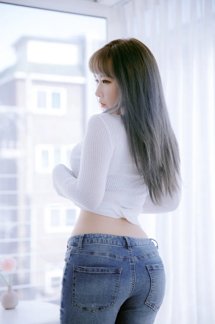 美女牛仔裤手机壁纸｜室内背景图片 - 时尚写真「哲风壁纸」