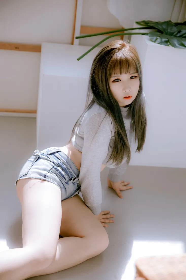 美女手机壁纸｜室内背景图片 - 牛仔短裤穿搭「哲风壁纸」