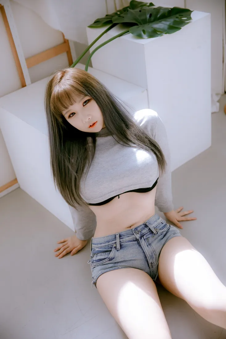 美女牛仔短裤手机壁纸｜室内背景图片 - 灰色上衣「哲风壁纸」