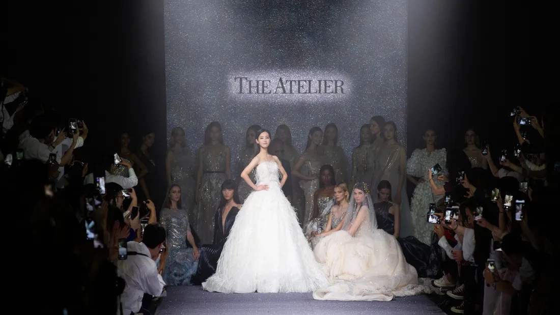 3k陈都灵壁纸｜T台秀背景图 - 白色婚纱秀场「哲风壁纸」