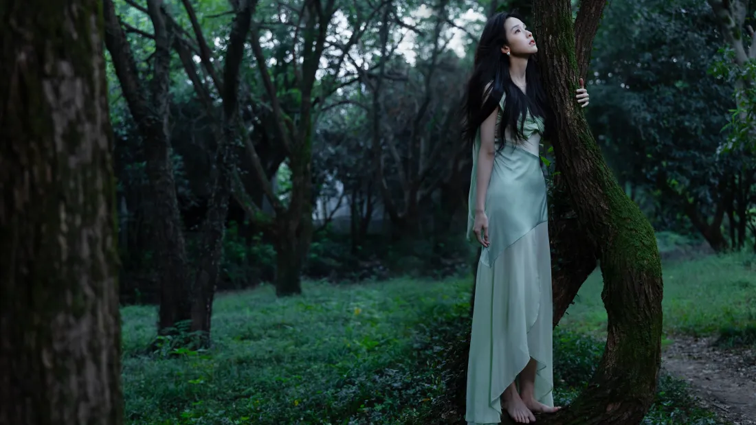 4k陈都灵壁纸｜自然风景背景图片 - 浅绿色长裙「哲风壁纸」