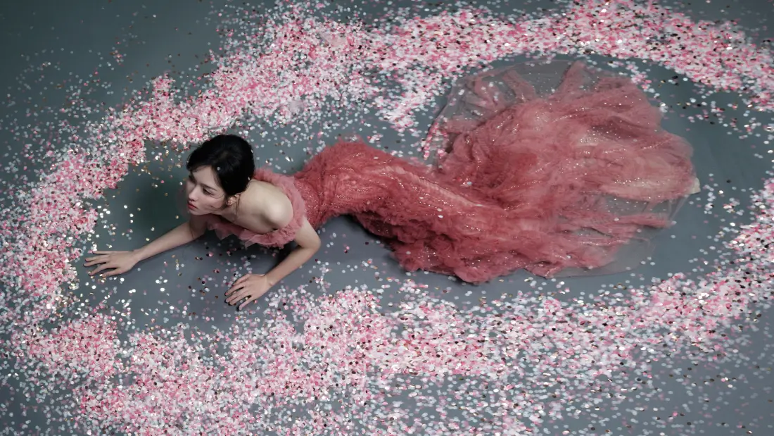 8k陈都灵壁纸｜粉色花瓣背景图片 - 红色长裙写真「哲风壁纸」