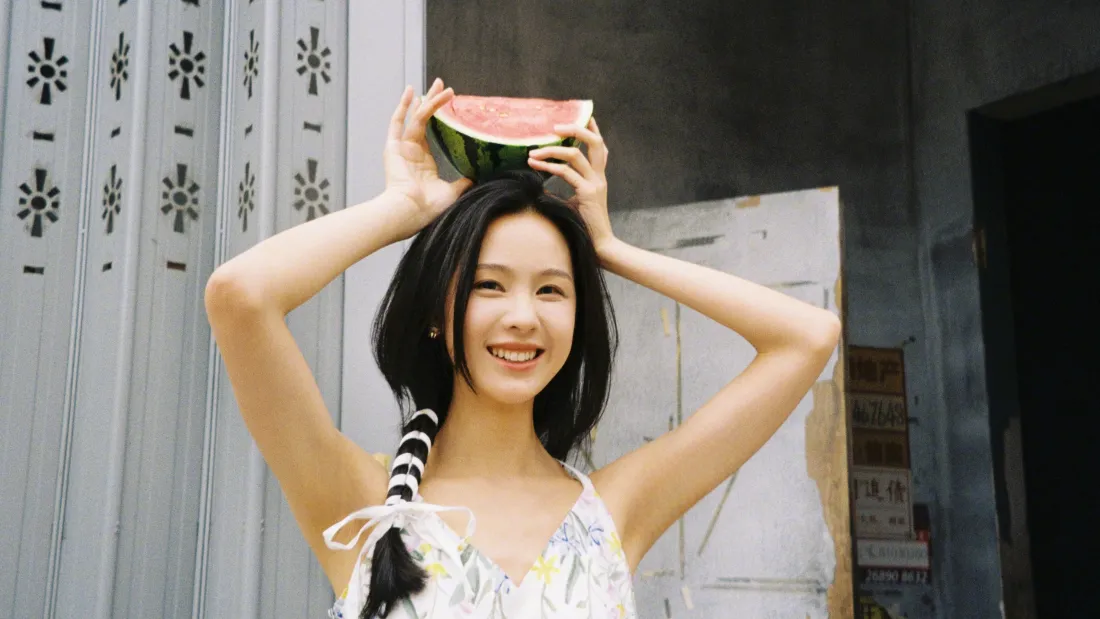 4k陈都灵壁纸｜夏日背景图片 - 白色连衣裙西瓜「哲风壁纸」