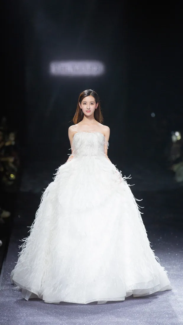 陈都灵婚纱手机壁纸｜白色婚纱背景图片 - 走秀T台「哲风壁纸」