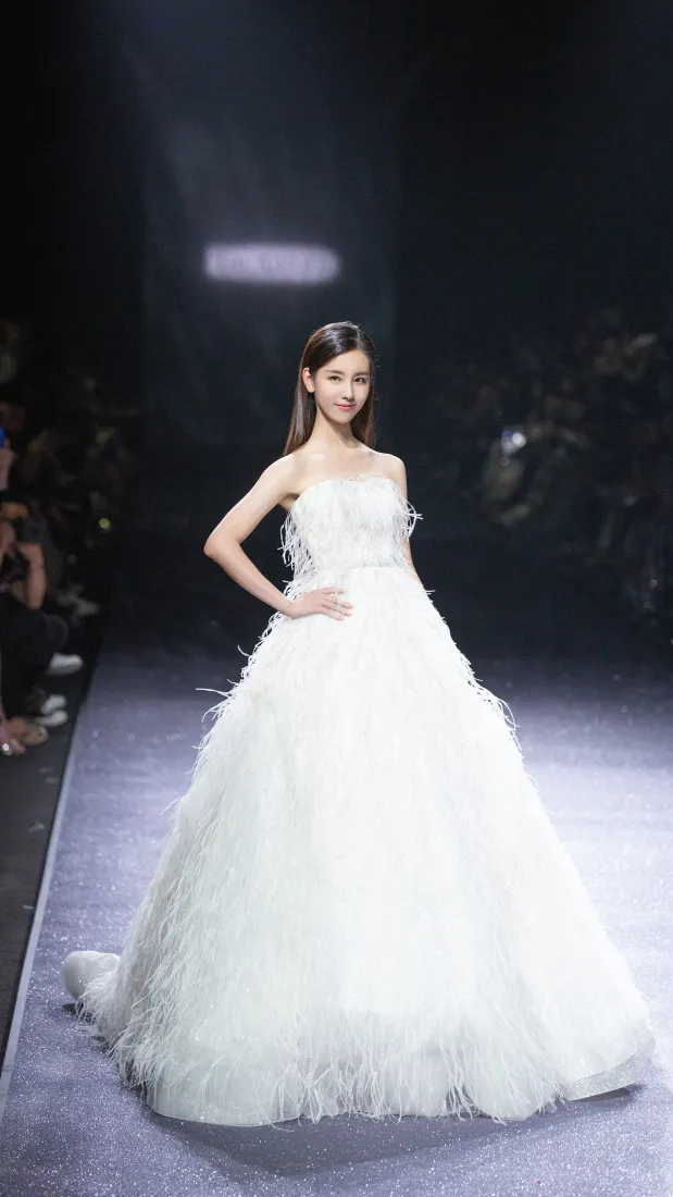 陈都灵手机壁纸｜婚纱背景图 - T台走秀时尚「哲风壁纸」