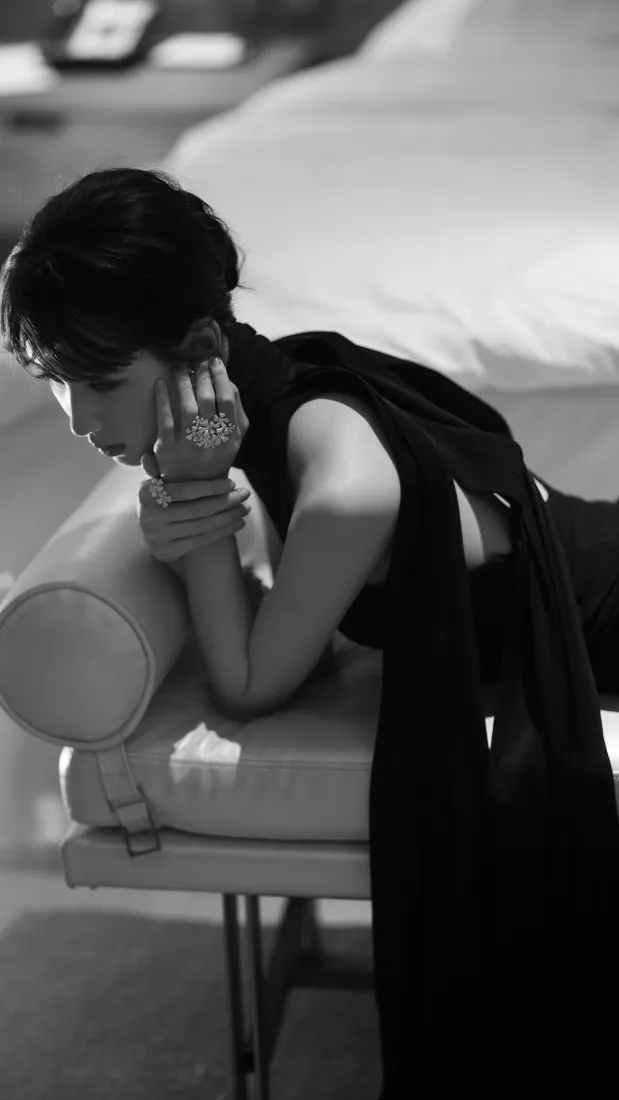 陈都灵手机壁纸｜黑白背景图片 - 黑色穿搭艺术感「哲风壁纸」