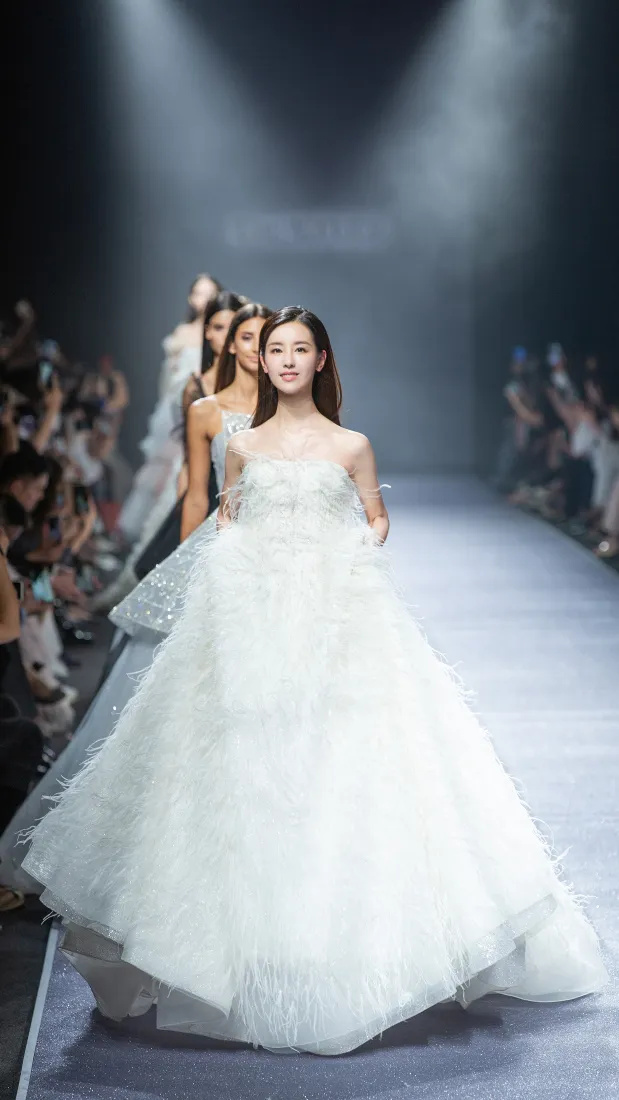 陈都灵手机壁纸｜T台背景图片 - 白色婚纱走秀「哲风壁纸」