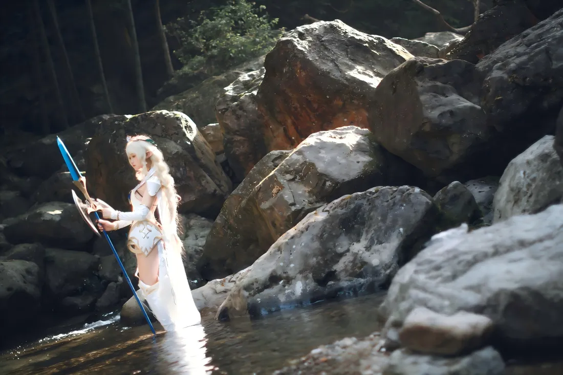 5k美女cos原神壁纸｜水边岩石背景图片 - 自然「哲风壁纸」