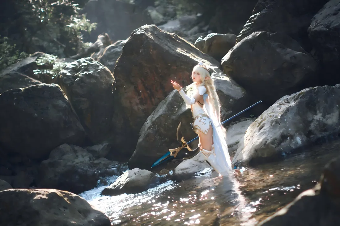 5k游戏角色cos壁纸｜溪流岩石背景 - 白衣美女「哲风壁纸」