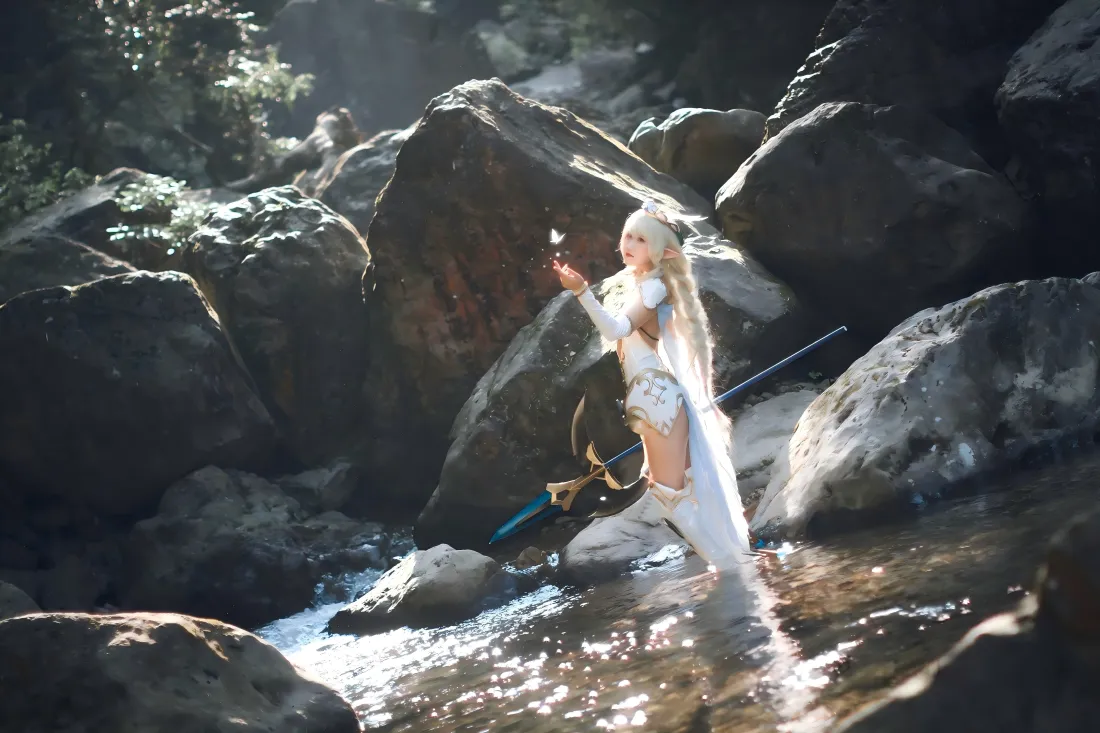 5k金发白衣coser壁纸｜溪流岩石背景 - 自然风景「哲风壁纸」