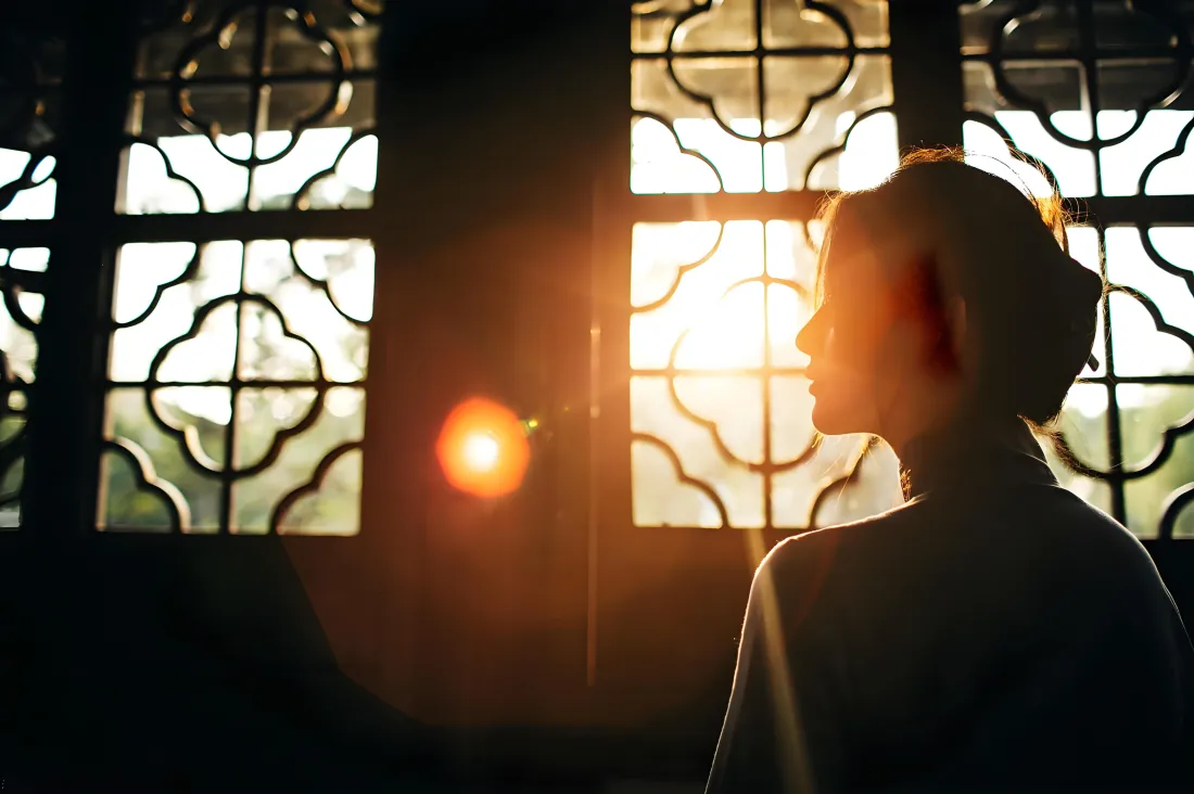 5k民国风侧颜壁纸｜复古窗户背景图片 - 逆光人像「哲风壁纸」