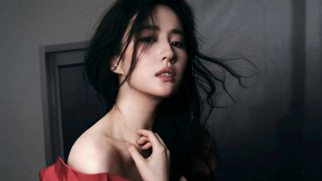 2k刘亦菲壁纸｜暗调背景图片 - 红衣露肩写真「哲风壁纸」