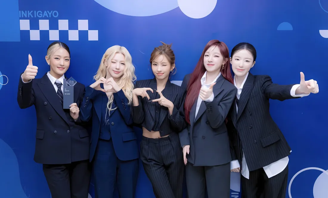5k(G)I-DLE壁纸｜蓝色背景 - 西装女团合照「哲风壁纸」