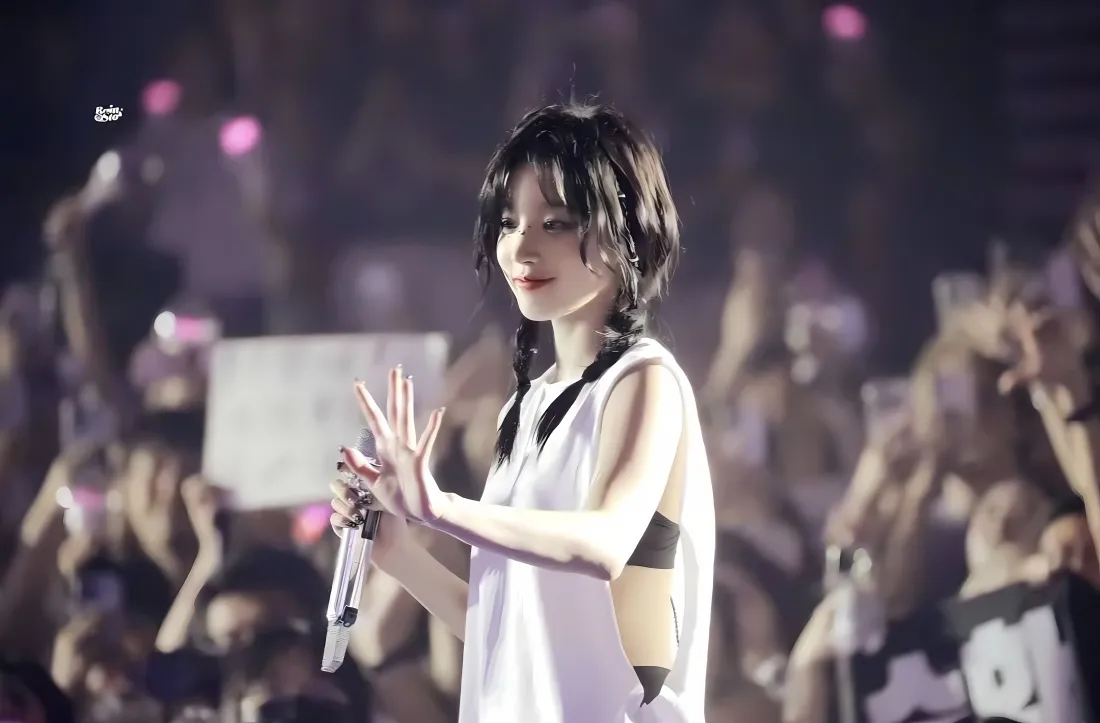 4k宋雨琦壁纸｜演唱会背景 - 吊带白色上衣「哲风壁纸」