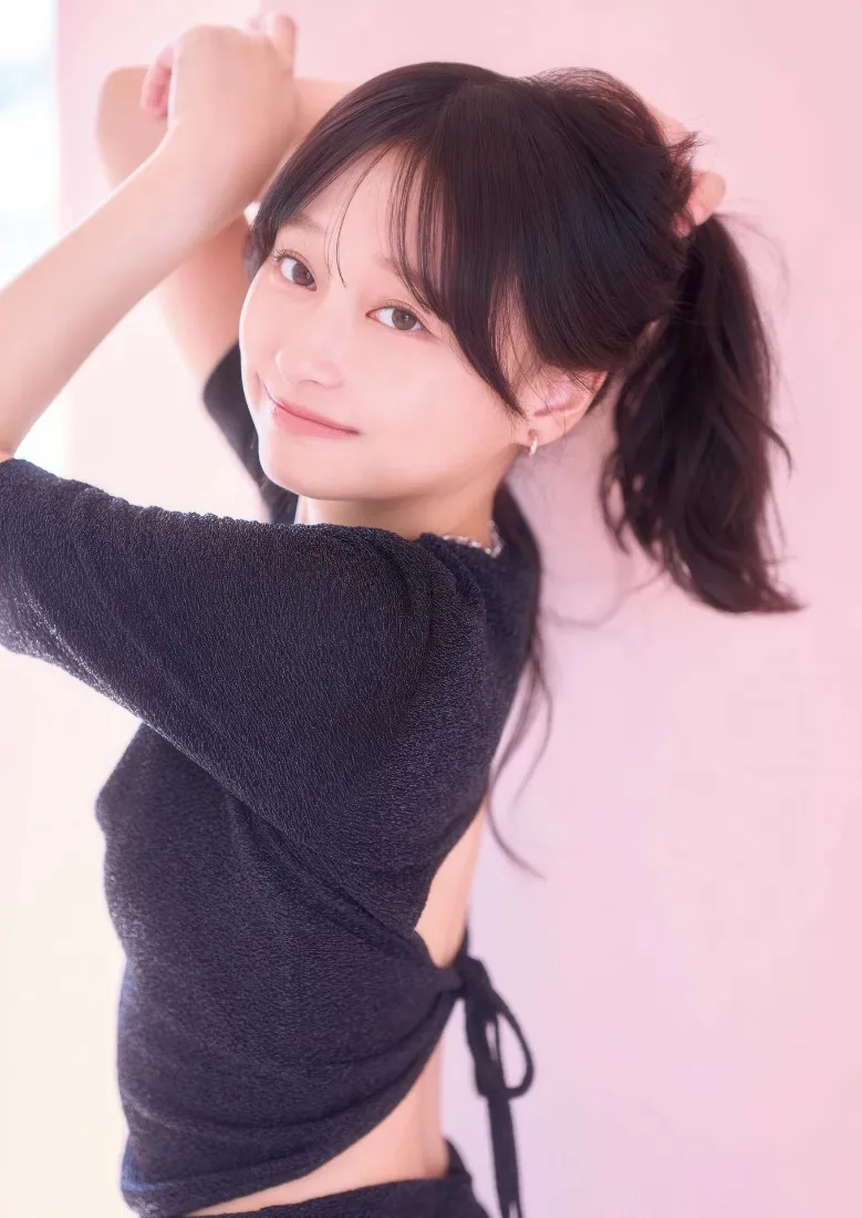 黑衣女孩手机壁纸｜粉色背景图片 - 居家生活「哲风壁纸」