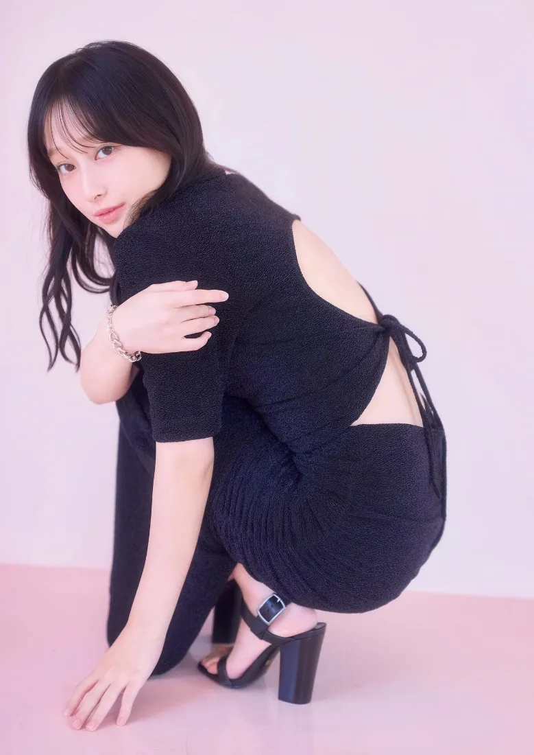 黑衣美女手机壁纸｜粉色背景图 - 露背装高跟鞋「哲风壁纸」