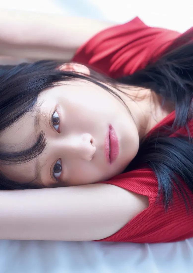 红衣美女居家手机壁纸｜白色背景图片 - 舒适慵懒「哲风壁纸」