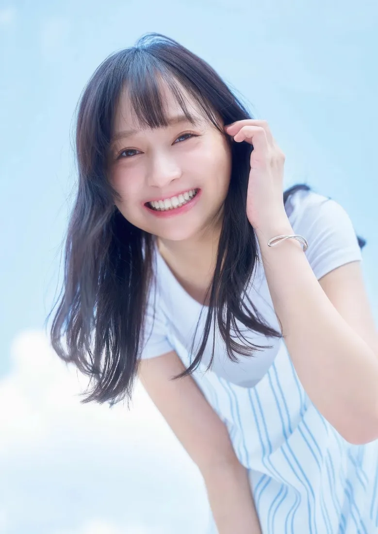 青春少女手机壁纸｜蓝天背景图片 - 清新写真「哲风壁纸」