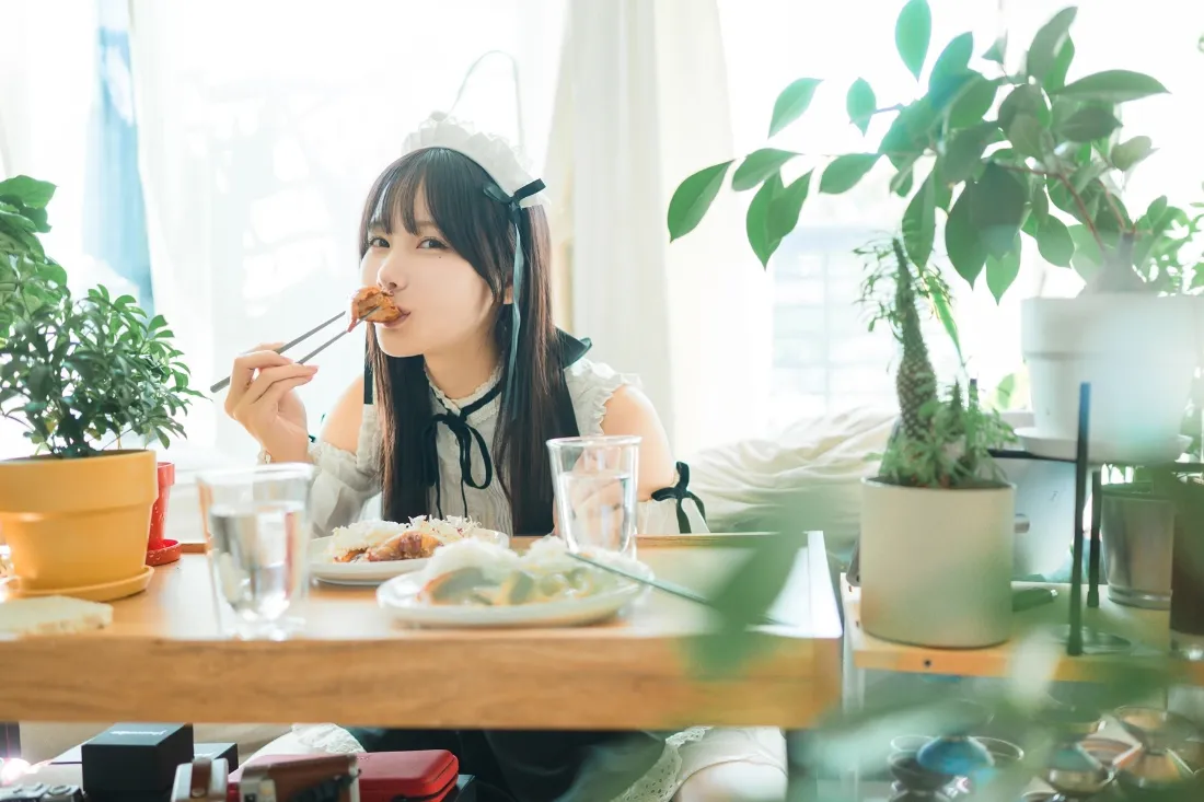 女仆装美女手机壁纸｜居家背景图片 - 早餐绿植「哲风壁纸」