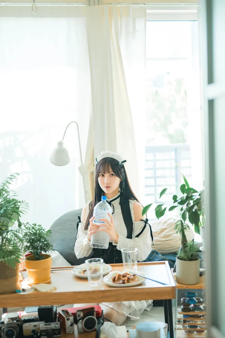 居家女孩手机壁纸｜室内背景图片 - 绿植窗台「哲风壁纸」