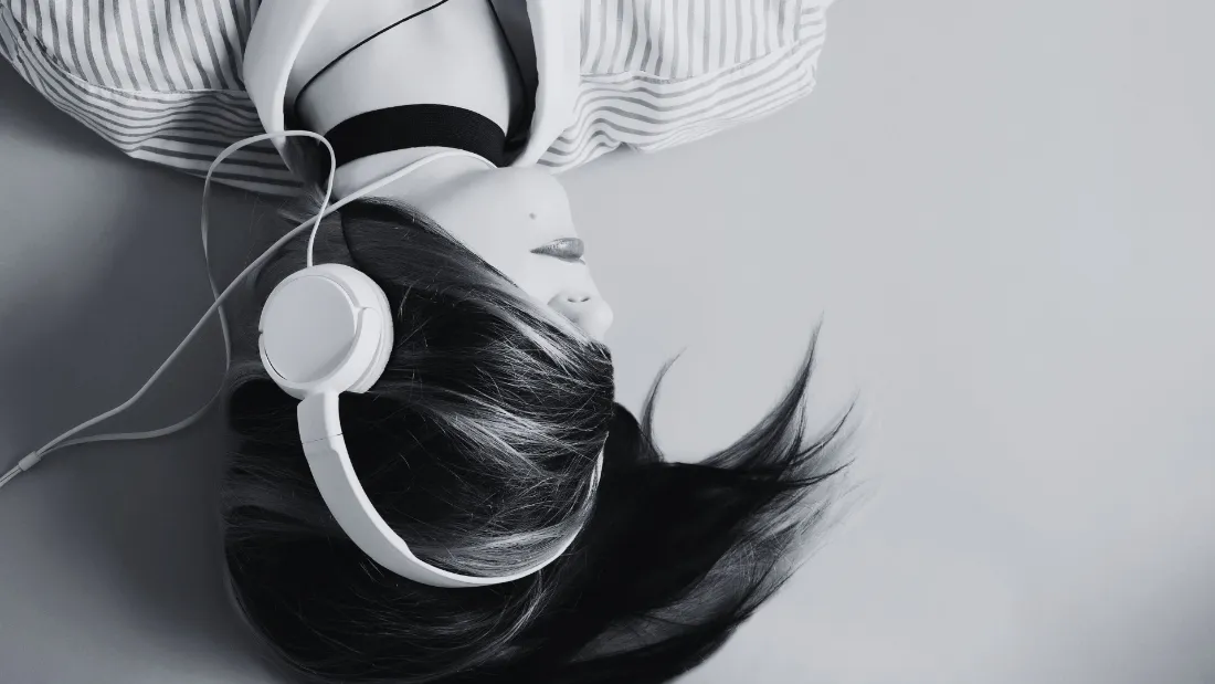 2k戴耳机人物壁纸｜灰色背景图 - 黑白风格「哲风壁纸」