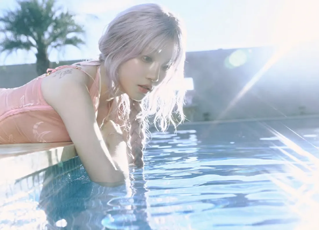 5k宋雨琦壁纸｜游泳池背景图 - 粉色泳衣阳光「哲风壁纸」
