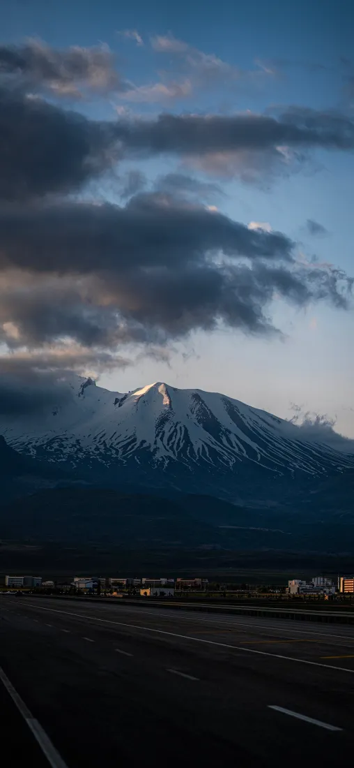 雪山公路手机壁纸｜自然风景背景 - 山峰乌云「哲风壁纸」
